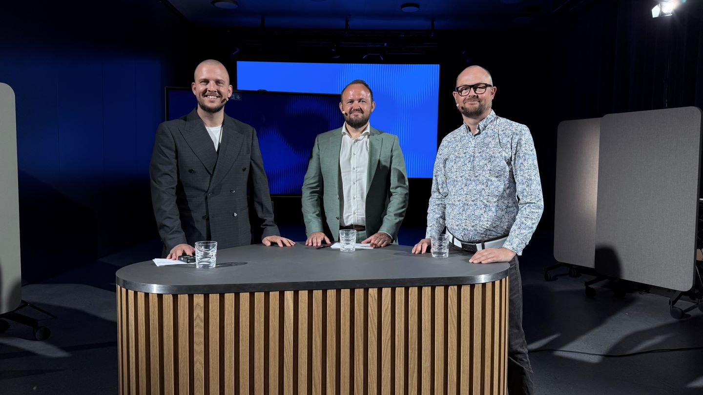 Værten Esben Skrumsager i TV-studiet sammen med Peter og Martin