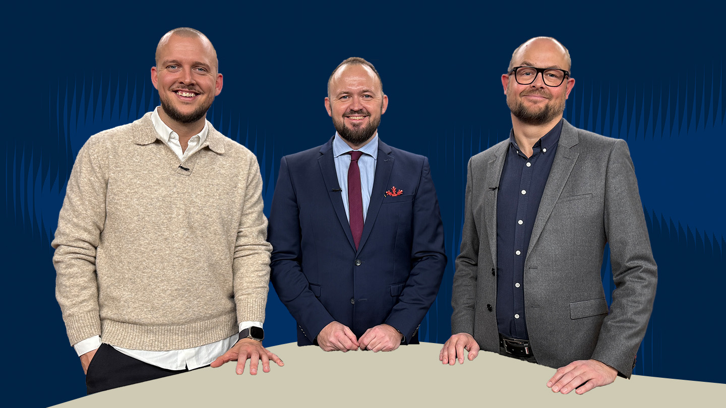 Værten Esben Skrumsager i TV-studiet sammen med Peter og Thorsted