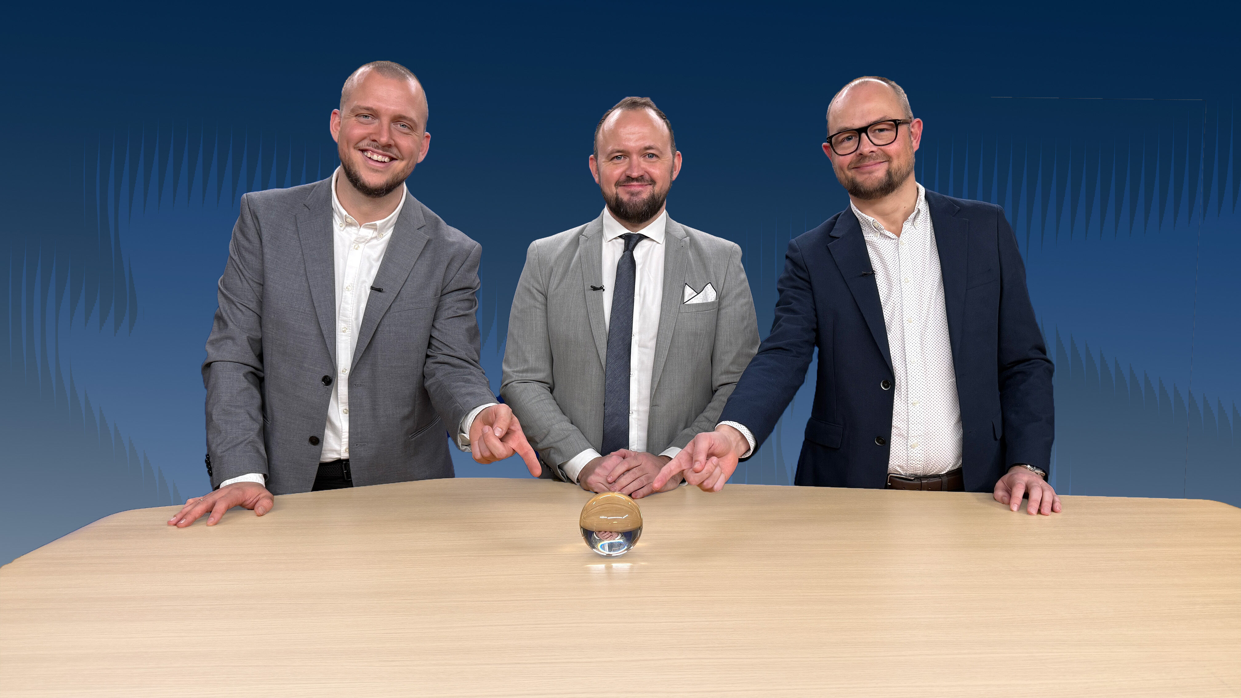 Værten Esben Skrumsager i TV-studiet sammen med Peter og Thorsted