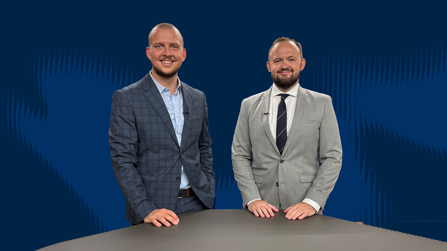 Værten Esben Skrumsager i TV-studiet.