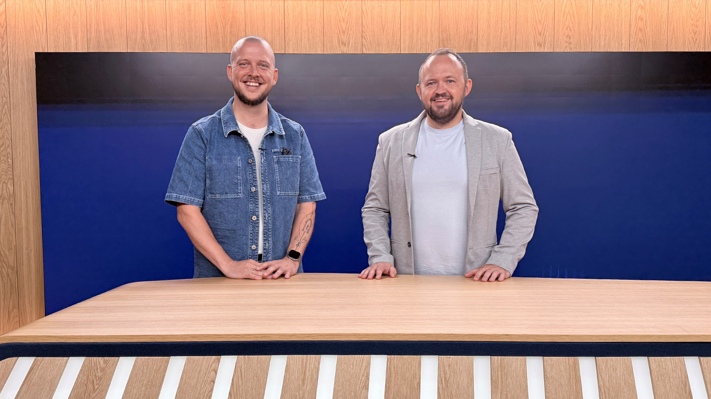 Værten Esben Skrumsager i TV-studiet sammen med Peter 