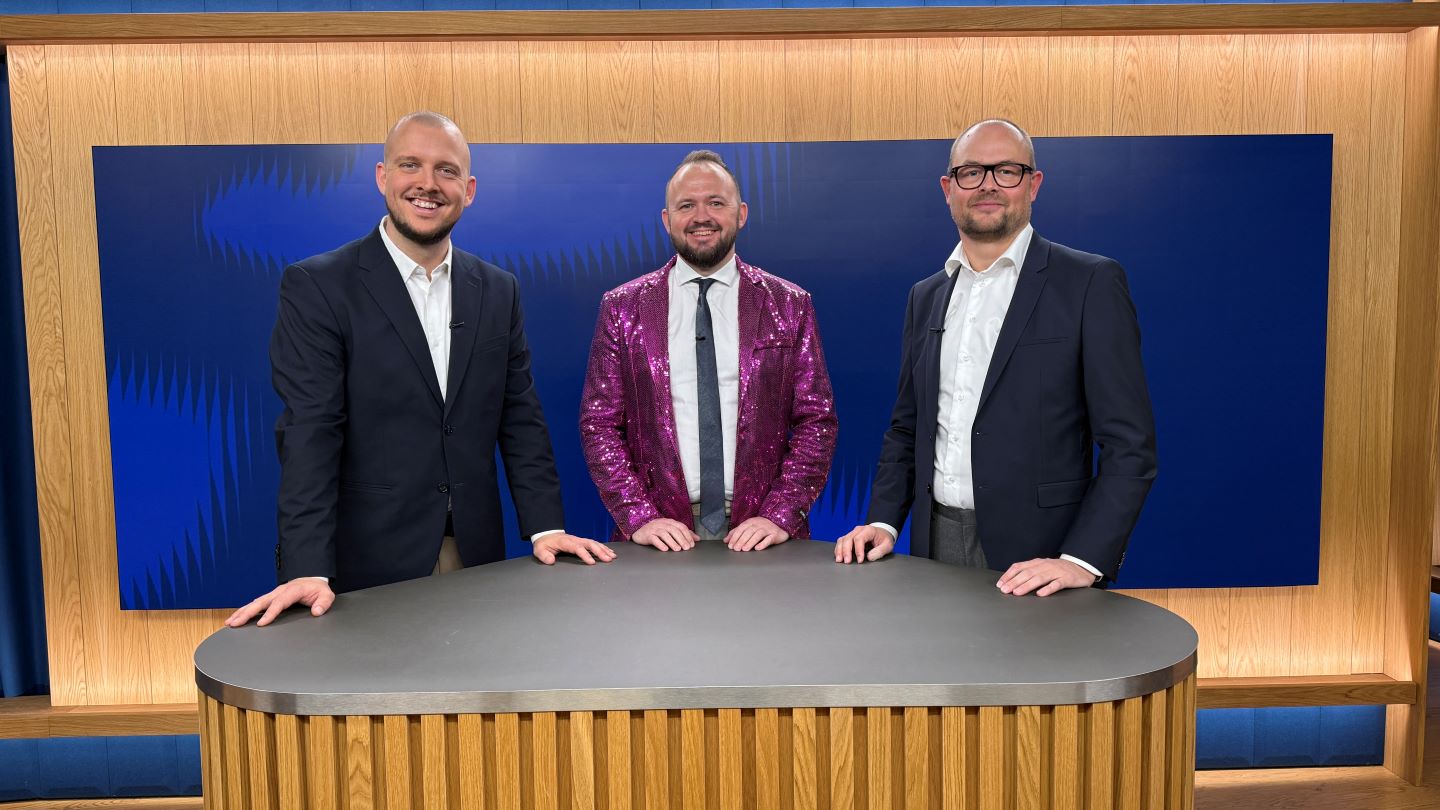 Værten Esben Skrumsager i TV-studiet sammen med Peter og Thorsted
