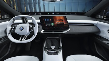 Kabinen i BMW iX3 med lyst rat
