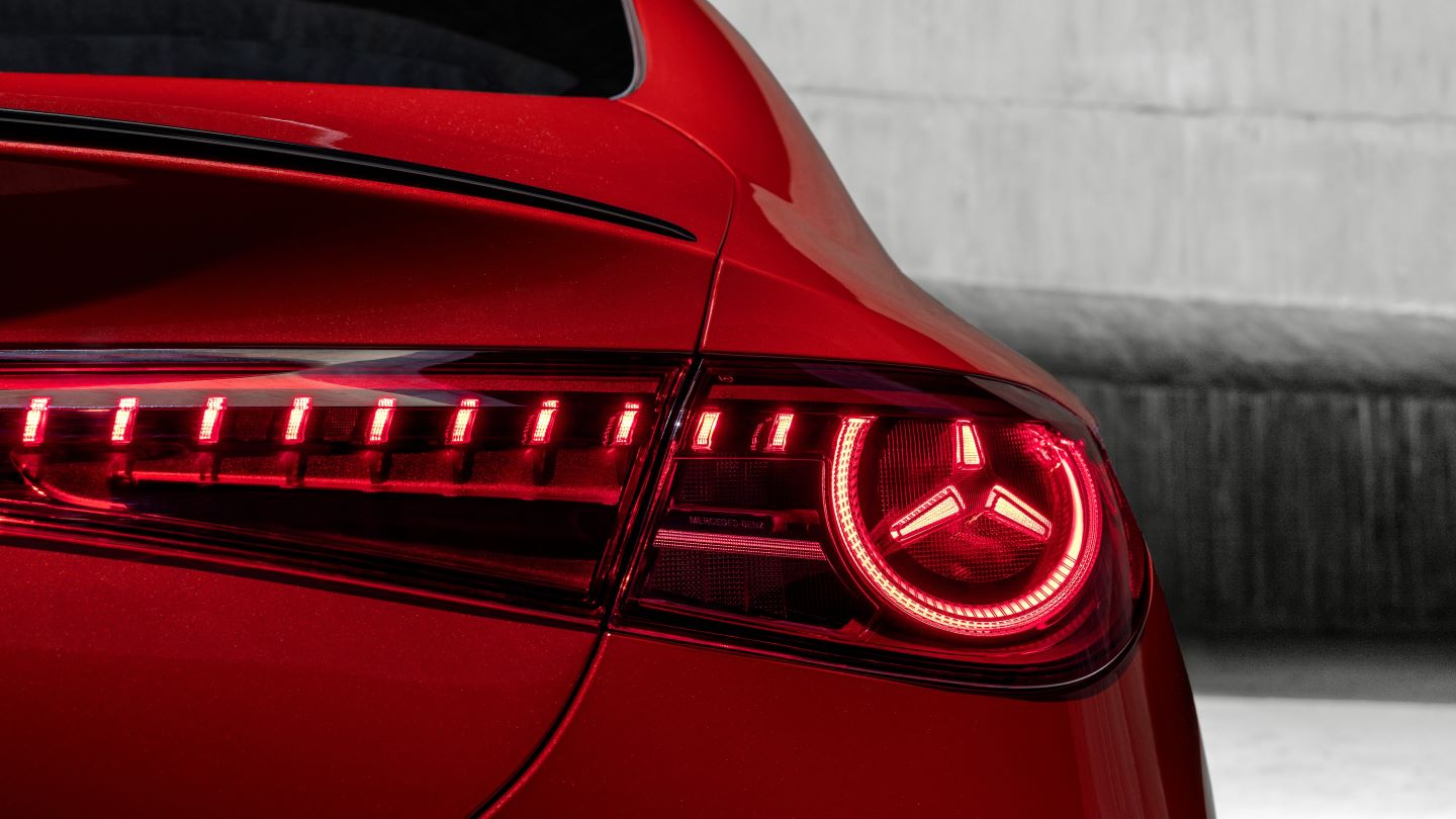 Rød Mercedes CLA set bagfra. Baglygte med Mercedes-symbol.