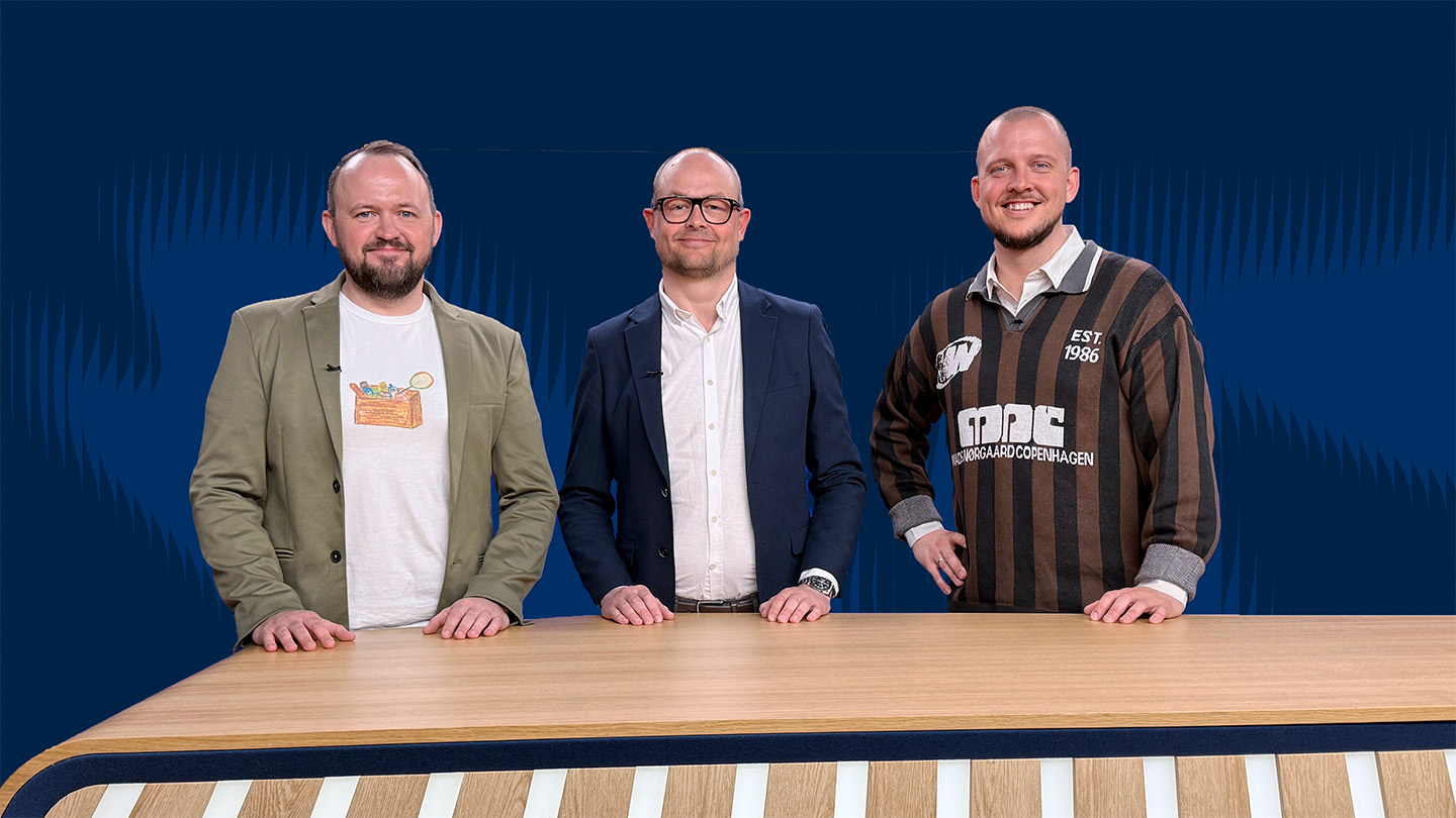 Værten Esben Skrumsager i TV-studiet sammen med Peter og Thorsted