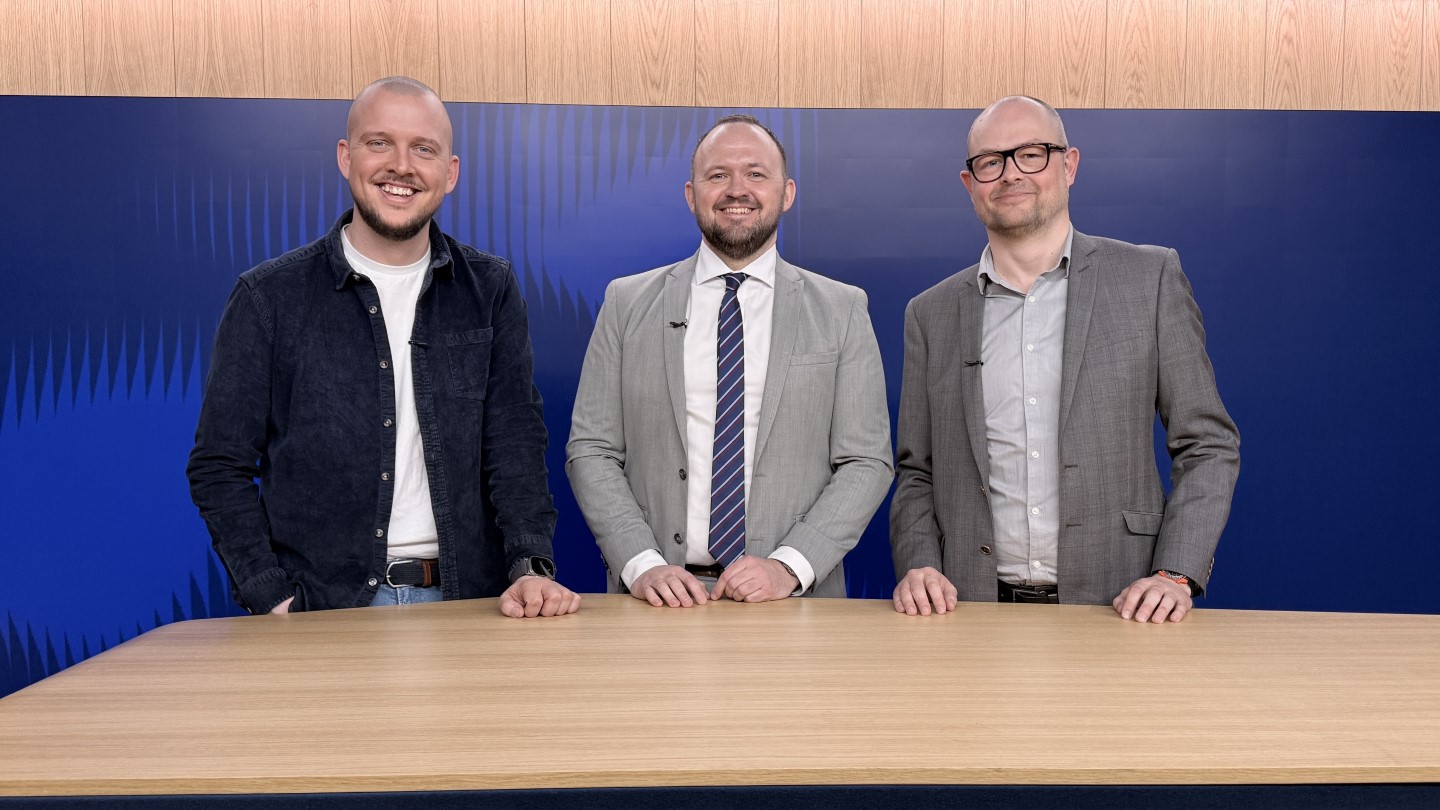 Værten Esben Skrumsager i TV-studiet sammen med Peter og Thorsted