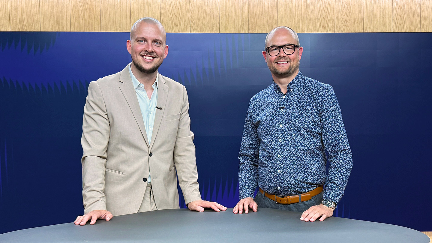 Værten Esben Skrumsager i TV-studiet.