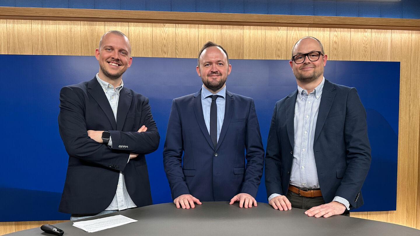 Værten Esben Skrumsager og bilekspert Martin Thorsted i TV-studiet.