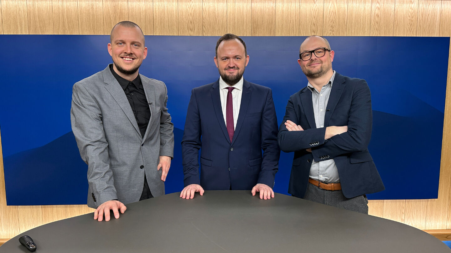 Værten Esben Skrumsager og bilekspert Martin Thorsted i TV-studiet.