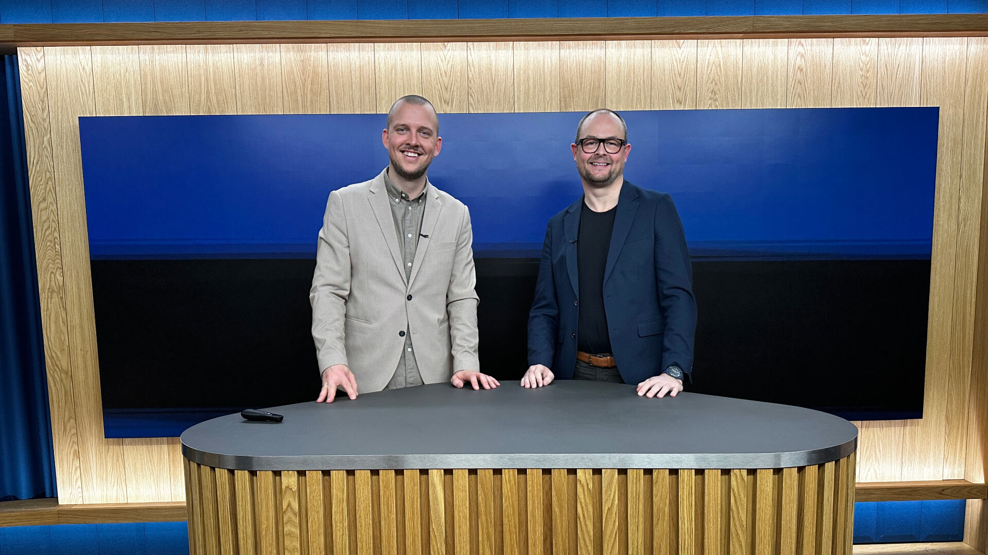 Værten Esben Skrumsager og bilekspert Martin Thorsted i TV-studiet.