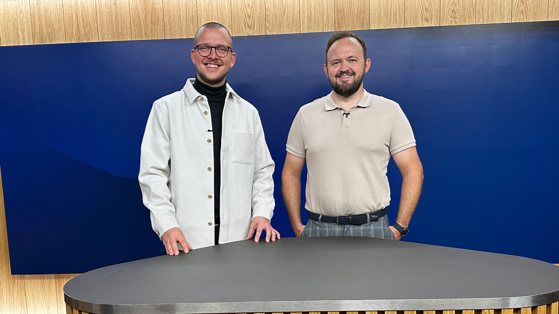 Værten Esben Skrumsager og leasingrådgiver Peter Johannessen i TV-studiet.