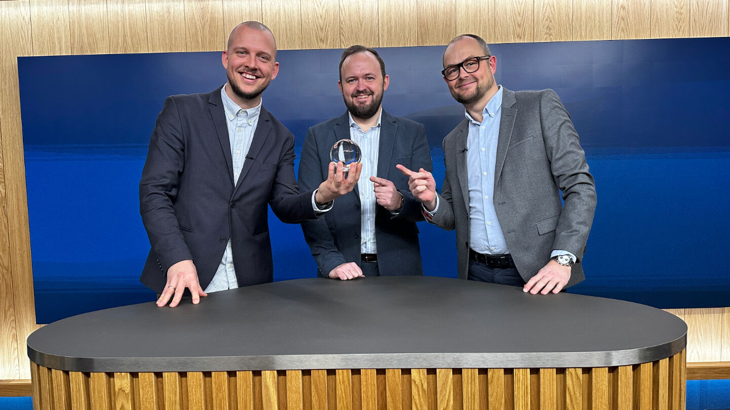 Værten Esben Skrumsager og bilekspert Martin Thorsted i TV-studiet.