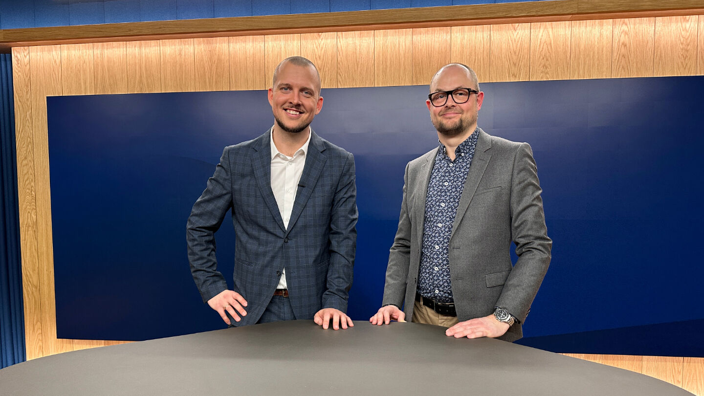 Værten Esben Skrumsager og bilekspert Martin Thorsted i TV-studiet.