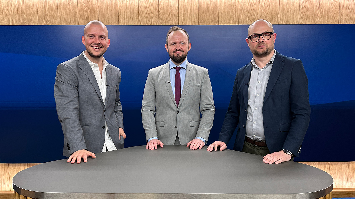 Værten Esben Skrumsager og bilekspert Martin Thorsted i TV-studiet.