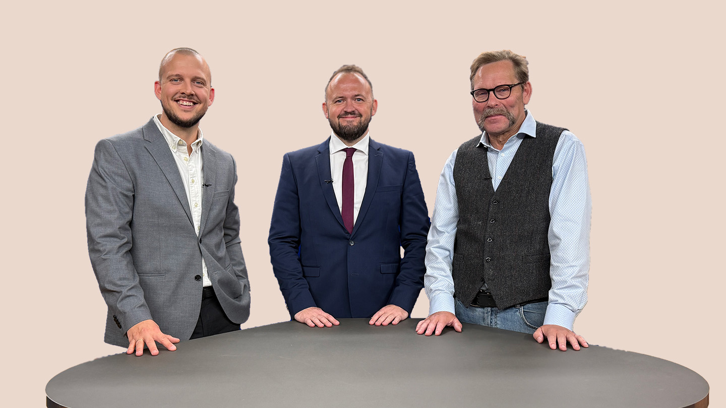 Værten Esben Skrumsager i TV-studiet sammen med månedens gæster