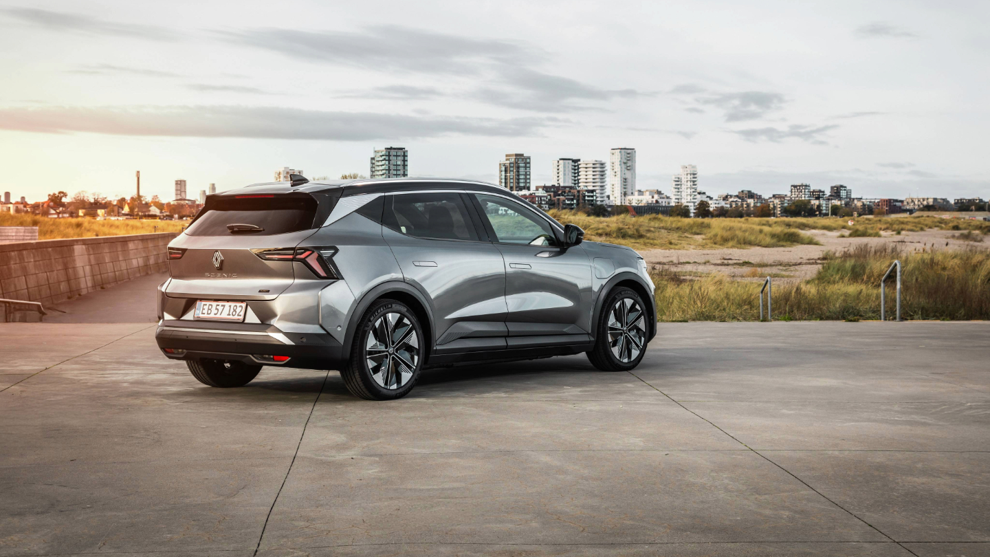 Renault Scenic i Amager Strandpark med København i baggrunden.